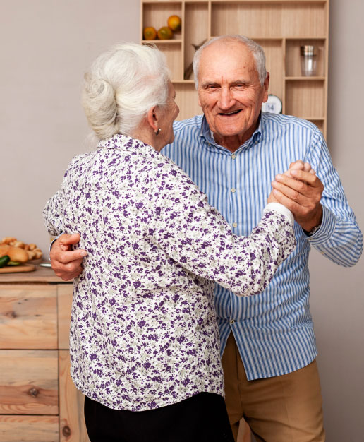 adultos mayores bailando